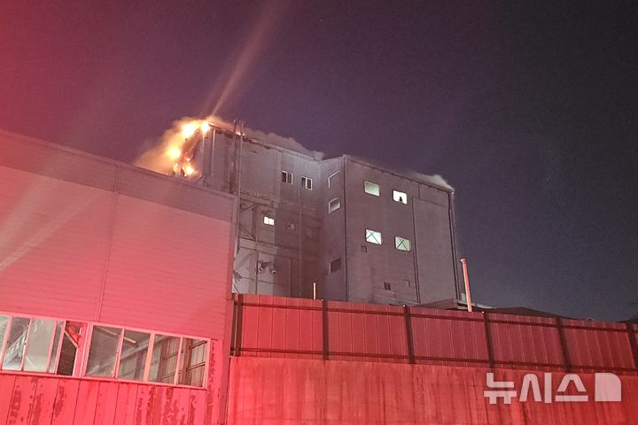 [인천=뉴시스] 이루비 기자 = 지난 5일 오후 인천 서구 오류동의 4층짜리 육류가공공장 펌프실에서 원인이 밝혀지지 않은 불이 났다. (사진=인천소방본부 제공) 2025.02.06. photo@newsis.com *재판매 및 DB 금지