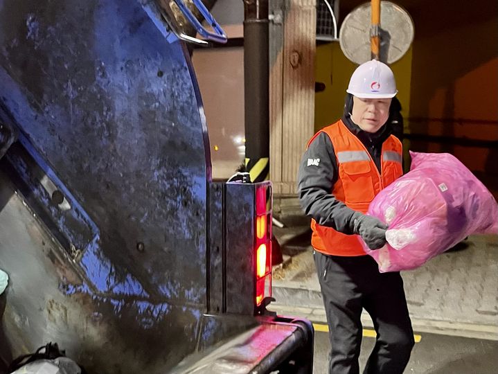 [울산=뉴시스] 박수지 기자 = 김종훈 울산 동구청장이 6일 남목동 일원에서 생활폐기물 수거업체 노동자들과 함께 주민들이 내놓은 쓰레기를 수거하고 있다. (사진=동구 제공) 2025.02.06. photo@newsis.com *재판매 및 DB 금지