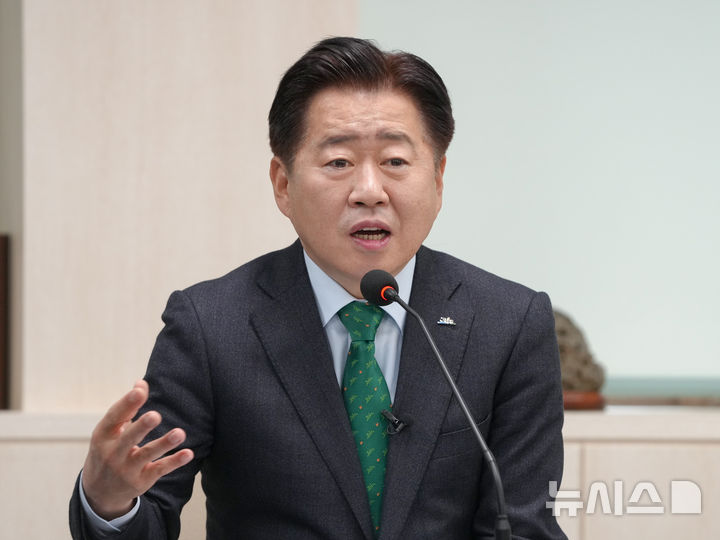 [제주=뉴시스] 오영훈 제주도지사는 6일 오전 제주도청에서 기자간담회를 갖고 제주-칭다오 항로 신규 개설의 조속한 조치를 촉구하고 있다. (사진=제주도 제공) 2025.02.06. photo@newsis.com