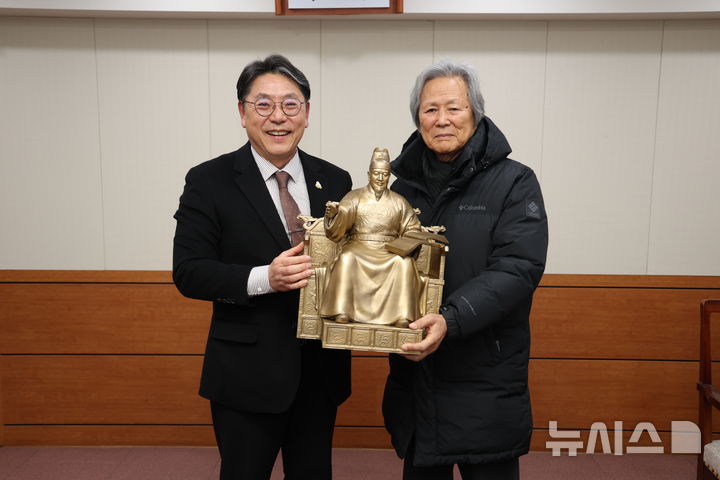 [김해=뉴시스] 김영원 조각가(사진 오른편) 세종대왕 동상 원형 김해시에 기증. (사진=김해시 제공) 2025.02.06. photo@newsis.com