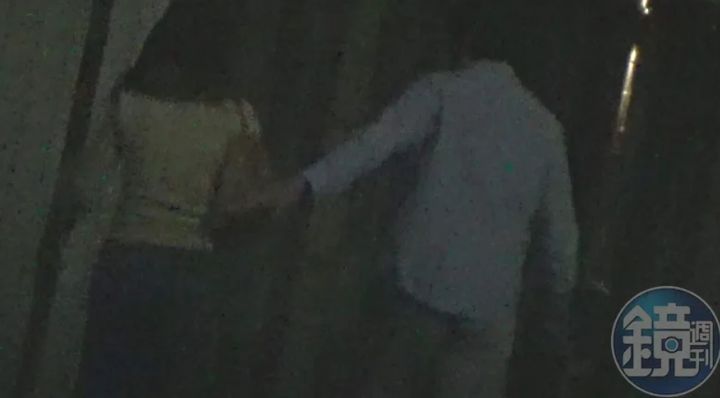 [서울=뉴시스]대만의 한 대학 교수가 지도 학생과 부적절한 관계를 맺었으며, 해당 학생이 교수직을 부당하게 얻도록 도왔다는 폭로가 나와 논란이 일고 있다. 목격자에 의해 제보된 사진.(사진=미러미디어) *재판매 및 DB 금지