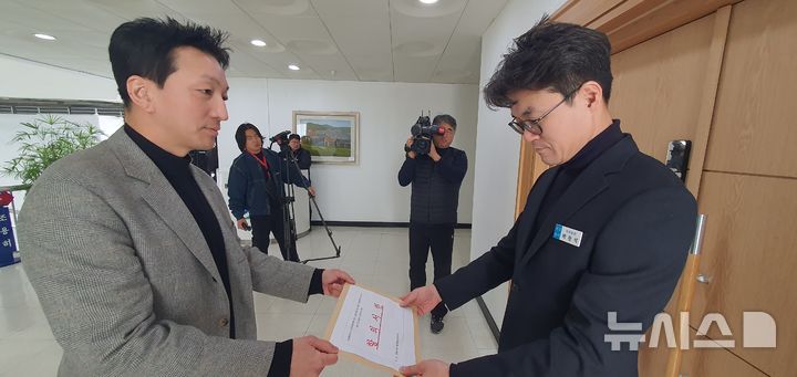 [창원=뉴시스] 강경국 기자 = 마산해양신도시 민간복합개발 5차 민간사업 공모 우선협상대상자인 HDC현대산업개발 컨소시엄인 휴벡스피앤디 김중협 대표가 6일 경남 창원시청을 방문해 홍남표 시장 측에 항의서한을 전달하고 있다. 2025.02.06. kgkang@newsis.com