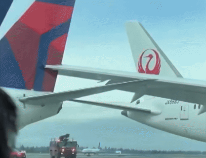 [서울=뉴시스] 일본항공 여객기의 날개가 델타항공 여객기의 꼬리날개를 관통한 모습. (출처=NBC뉴스) 2025.02.06. *재판매 및 DB 금지