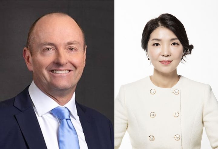 (왼쪽부터) 존 패트릭 파커(John Parker) 아시아태평양 대표와 신은자 한국암웨이 대표이사.(사진=암웨이 홈페이지, 한국암웨이 제공) *재판매 및 DB 금지