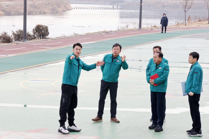 [서울=뉴시스] 오언석 도봉구청장이 중랑천 관람석 설치 예정지 등을 둘러보고 있다. 2025.02.06. (사진=도봉구 제공) *재판매 및 DB 금지