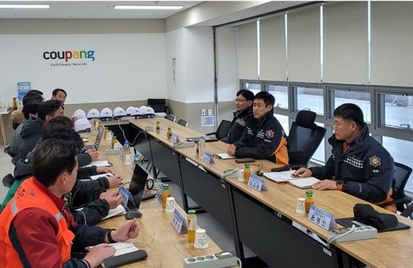 [대구=뉴시스] 대구 달성소방서는 쿠팡 대구3센터를 방문해 겨울철 화재 대비 물류창고 현장점검을 실시했다. (사진=대구 달성소방서 제공) 2025.02.06. photo@newsis.com *재판매 및 DB 금지