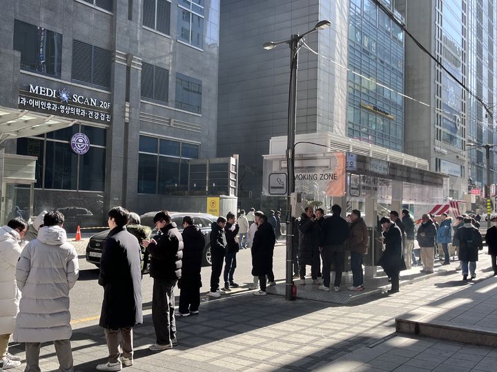 [서울=뉴시스] 최은수 기자=6일 오전 강남역 4번 출구 뒤편에 있는 빌딩숲 속 뒷골목 이면도로 위에 설치된 흡연부스를 찾았다. 사방이 뚫린 흡연부스 안에는 흡연자들이 옹기종기 모여 흡연을 하고 있는 모습. 2025.02.06 *재판매 및 DB 금지