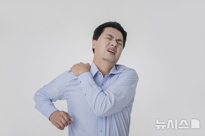 [서울=뉴시스]추운 날씨에는 몸이 자연스럽게 움츠러들고 운동량이 줄어들면서 흔히 '담'으로 불리는 근육 통증을 호소하는 경우가 적지 않다. 특히 기온이 떨어지면 혈액순환이 둔화되고, 근육이 경직되거나 인대가 수축하면 담을 유발하는 주 원인인 근막통증증후군에 노출될 위험이 커진다. (사진= 강남베드로병원 제공) 2025.02.06. photo@newsis.com. 