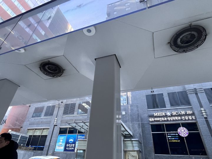 [서울=뉴시스] 최은수 기자=6일 오전 강남역 4번 출구 뒤편에 있는 빌딩숲 속 뒷골목 이면도로 위에 설치된 개방형 흡연부스를 찾았다. 사진은 흡연부스 내부에 설치된 제연 정화장치 . 2025.02.06 *재판매 및 DB 금지