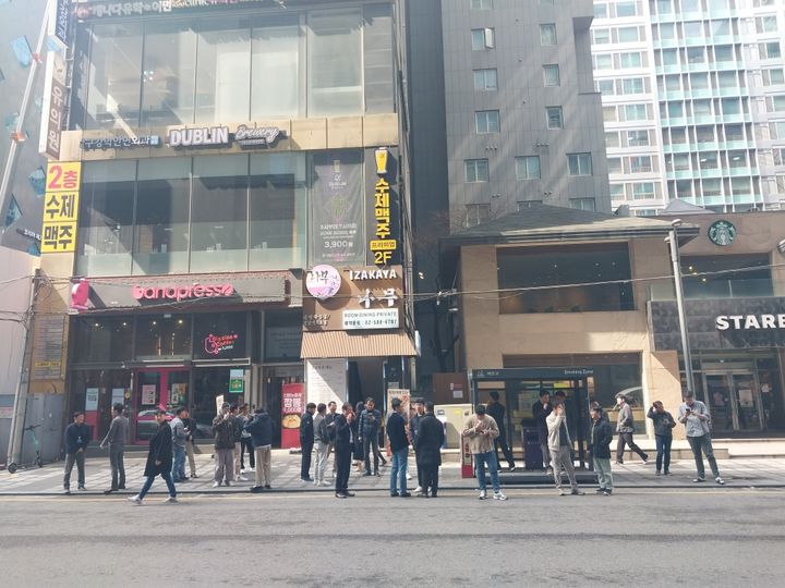 [서울=뉴시스] 강남역 4번 출구 뒤편에 있는 빌딩숲 속 뒷골목 이면도로 위에 설치된 폐쇄형 흡연부스 전경. (사진=독자제공) *재판매 및 DB 금지