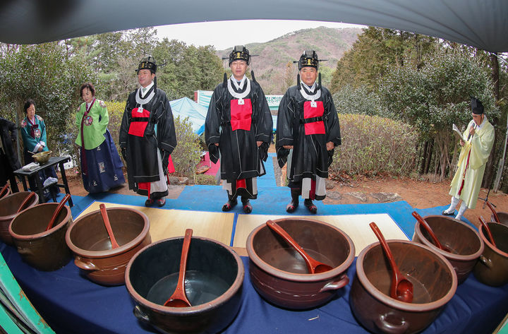 [광양=뉴시스] 전남 광양시 동곡리 약수제단에서 풍성한 고로쇠 채취를 기원하는 약수제가 열리고 있다. (사진=광양시 제공) 2025.02.06. photo@newsis.com *재판매 및 DB 금지