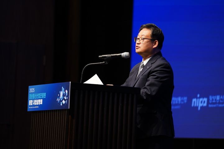 [서울=뉴시스] 허성욱 NIPA 원장이 6일 서울 엘타워에서 열린 사업설명회에서 올해 추진 방향에 대해 발표했다. (사진=NIPA 제공) *재판매 및 DB 금지