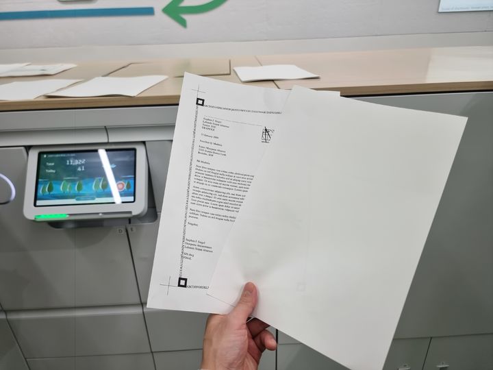 [나가노=뉴시스]페이퍼랩 신제품을 통해 재생한 종이. 왼쪽 헌 종이를 오른쪽 새 종이로 재생한 모습. (사진=이지용 기자) 2025.02.06. leejy5223@newsis.com *재판매 및 DB 금지