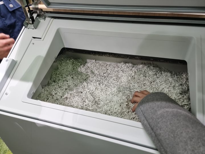 [나가노=뉴시스]페이퍼랩 신제품 본체 내부에 파쇄 과정을 거친 700장 분량의 폐지가 들어 있다. (사진=이지용 기자) 2025.02.06. leejy5223@newsis.com *재판매 및 DB 금지