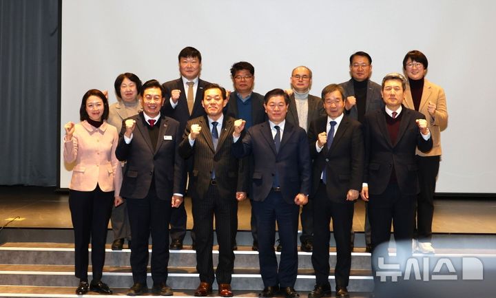 [포항=뉴시스] 송종욱 기자 = 포항시는 경북 최초로 기후 위기 대응 지방정부협의회에 신규 회원으로 가입해 6일 테이크호텔 서울 광명에서 열린 '2025년 기후 위기 대응·에너지 전환 지방정부협의회’ 정기총회에 참석했다. 사진은 정기총회를 개최한 후 이강덕 시장 등 지방자치단체 대표와 관계자들이 기념 촬영하는 모습. (사진=포항시 제공) 2025.02.06. photo@newsis.com 