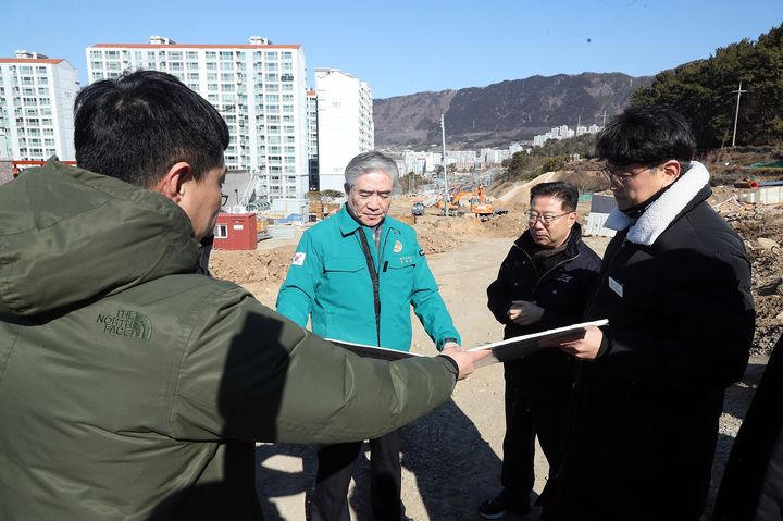 [창원=뉴시스] 조명래 경남 창원시 제2부시장이 5일 임시 개통을 위해 자은3지구~풍호동 간 도시계획도로 미개통 구간 공사 현장을 방문해 현장 관계자들을 격려하고 있다. (사진=창원시청 제공) 2025.02.06. photo@newsis.com *재판매 및 DB 금지