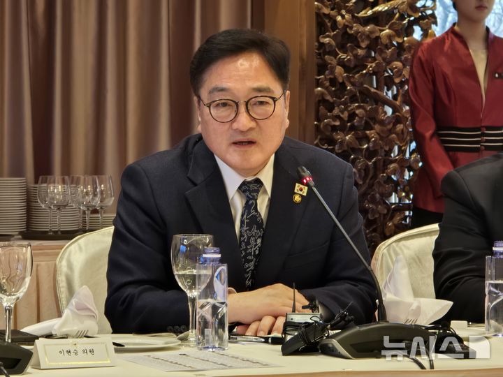 [베이징=뉴시스] 베이징특파원 공동취재단 = 중국을 방문 중인 우원식 국회의장이 6일 낮 베이징 시내 한 호텔에서 한국 특파원단과 간담회를 가진 자리에서 발언하고 있다. 2025.2.6 photo@newsis.com