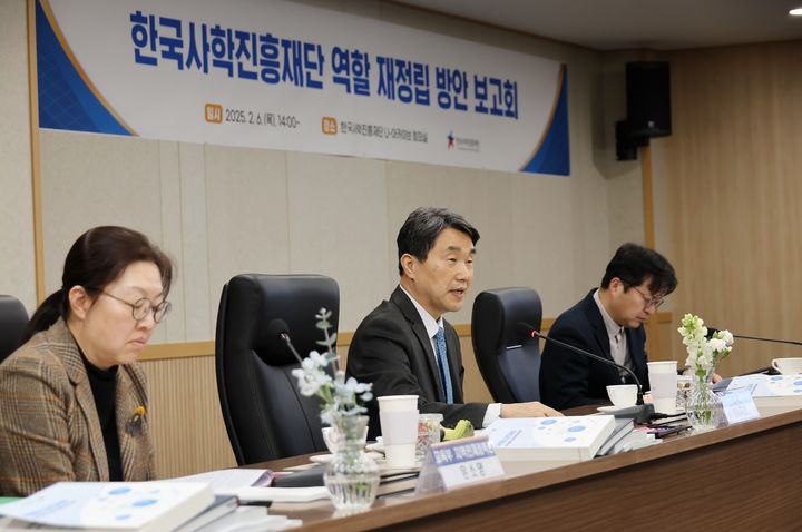 [서울=뉴시스] 이주호 사회부총리 겸 교육부 장관이 6일 오후 사학진흥재단에서 간담회를 하는 모습 (사진=교육부 제공) 2025.02.06. photo@newsis.com *재판매 및 DB 금지