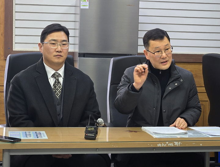 [정읍=뉴시스] 6일 정읍시청 기자실에서 열린 아동·창소년 의료기관 설립 희망 한국장애인산업협회의 관계자 등의 기자회견, 이들은 의료기관 설립과정에서의 오해와 혼란을 불러와 왔던 점에 정읍시장과 정읍시 관계부서에 사과의 뜻을 전달했다. 법인 관계자가 기자의 질문에 답변하고 있다. *재판매 및 DB 금지