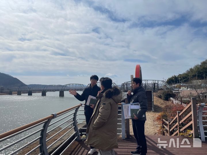[밀양=뉴시스] 문화체육관광부(문체부)와 경남도, 밀양시 관계자들이 6일 남부권 광역관광 개발사업 집행점검 회의에 앞서 밀양시 삼랑진 일원 밀양 낙동선셋 디지털파크 조성사업 예정지를 둘러보고 있다. (사진=경남도 제공) 2025.02.06. photo@newsis.com