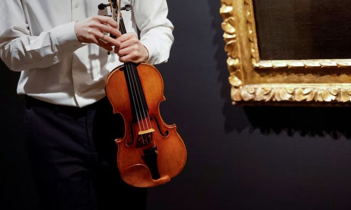 [서울=뉴시스] 바이올리니스트 스테판 재키우가 4일 뉴욕 소더비 경매장에서 요아힘-마 스트라디바리우스 바이올린을 들고 있다. (사진= 워싱턴포스트 캡처 ) 2025.02.06. photo@newsis.com *재판매 및 DB 금지