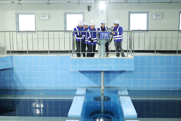 [대전=뉴시스]윤석대 수자원공사 사장이 6일 충남 천안정수장을 찾아 한파에 대비한 수돗물 안전 공급을 점검하고 있다. (사진=수자원공사 제공). 2025. 02. 06 photo@newsis.com *재판매 및 DB 금지