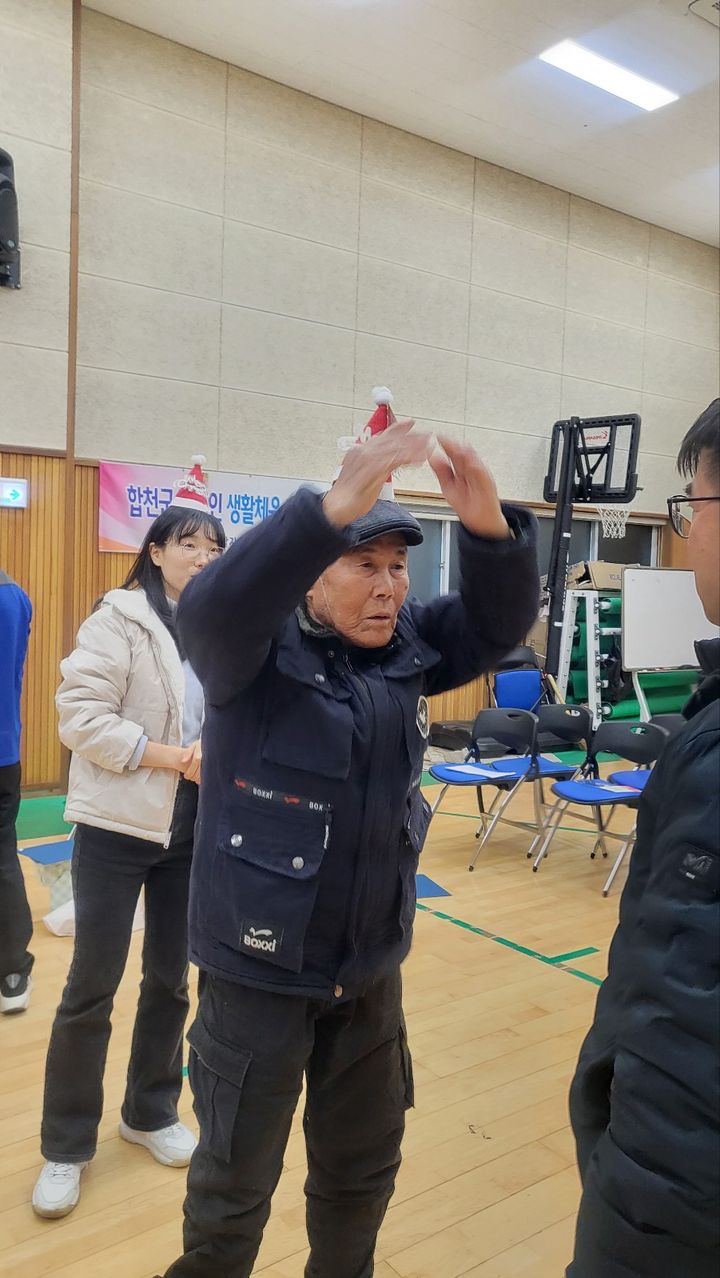 [창원=뉴시스]최고령 학력 취득자인 김필규(91·합천군) 어르신이 수업중인 모습. (사진=경남교육청 제공) 2025.02.06. photo@newsis.com *재판매 및 DB 금지