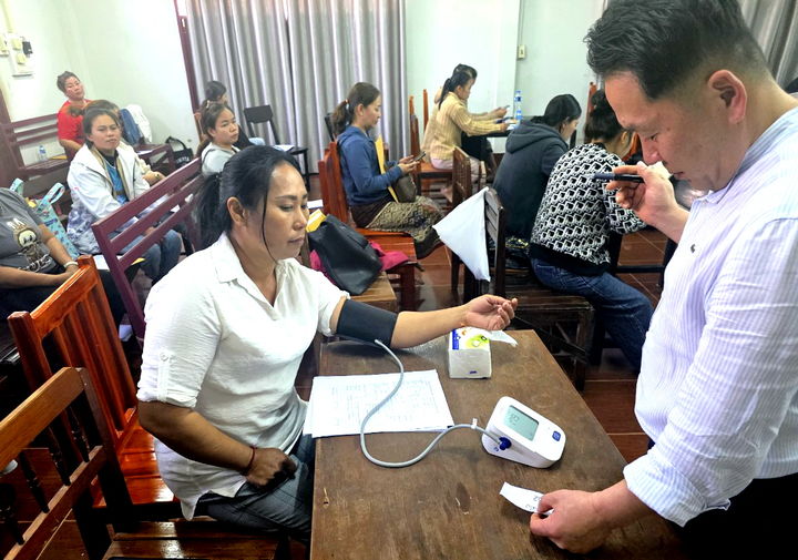 [순창=뉴시스] 순창군이 농촌일손 부족 문제를 해결하고자 라오스 현지를 방문해 외국인 계잘근로자를 직접 선발했다. 군 관계자가 현지 근로희망자의 혈압 등 건강상태를 점검하고 있다. *재판매 및 DB 금지