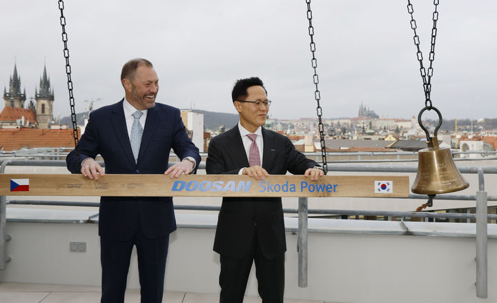 [서울=뉴시스] 6일(현지시간) 체코 프라하 증권거래소에서 열린 두산스코다파워 상장 기념식에서 두산에너빌리티 박상현 사장(오른쪽)과 프라하 증권거래소 페트르 코블리츠 CEO가 증시 상장을 알리는 종을 울리고 있다. (사진=두산에너빌리티 제공) 2025.2.6. photo@newsis.com *재판매 및 DB 금지