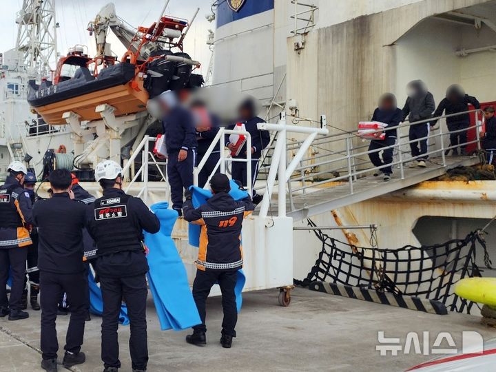 [제주=뉴시스] 6일 오후 제주 서귀포시 화순항에서 어선 사고 선원 10명이 해경 경비함정에 의해 육지로 구조되고 있다. 이들은 지난 3일 오후 대만 인근 해상(서귀포 남서쪽 약 800㎞)에서 조업 중 어선이 전복되는 사고를 당했으나 인근 어선 8척이 신속한 구조 활동을 펼쳐 전원 구조됐다. (사진=제주지방해양경찰청 제공) 2025.02.06. photo@newsis.com 