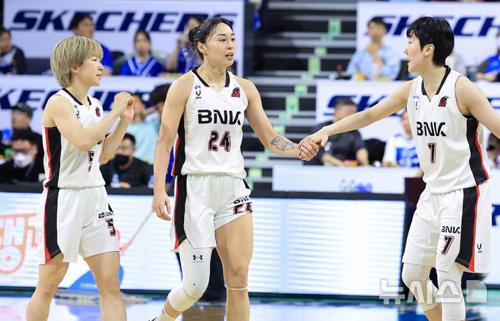 [서울=뉴시스]여자농구 BNK 공동 선두로. (사진=WKBL 제공)