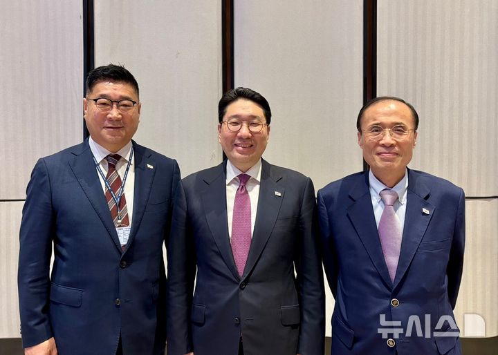 [서울=뉴시스]김영수(왼쪽부터) 아시아사이클연맹 집행위원 당선인, 이상현 제29대 대한사이클연맹 회장 당선인, 이대훈 전 대한사이클연맹 부회장. (사진=대한사이클연맹 제공)
