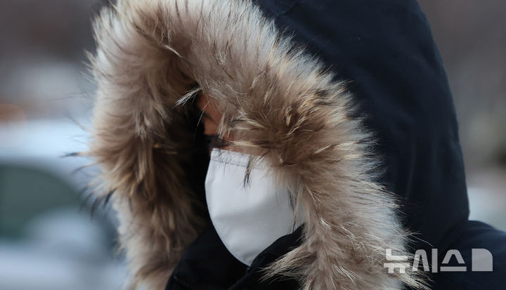 [서울=뉴시스] 추상철 기자 = 한파가 이어진 6일 오전 서울 종로구 세종대로사거리에서 출근길 시민이 몸을 잔뜩 웅크린채 발걸음을 재촉하고 있다. 2025.02.06. scchoo@newsis.com