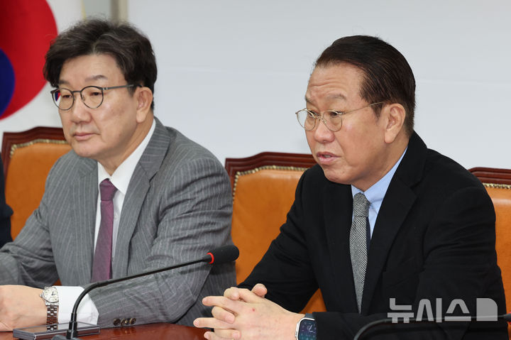[서울=뉴시스] 권창회 기자 = 권영세 국민의힘 비상대책위원장이 6일 오전 서울 여의도 국회에서 제주항공 여객기 참사 유가족과 면담을 하며 발언하고 있다. 2025.02.06. kch0523@newsis.com