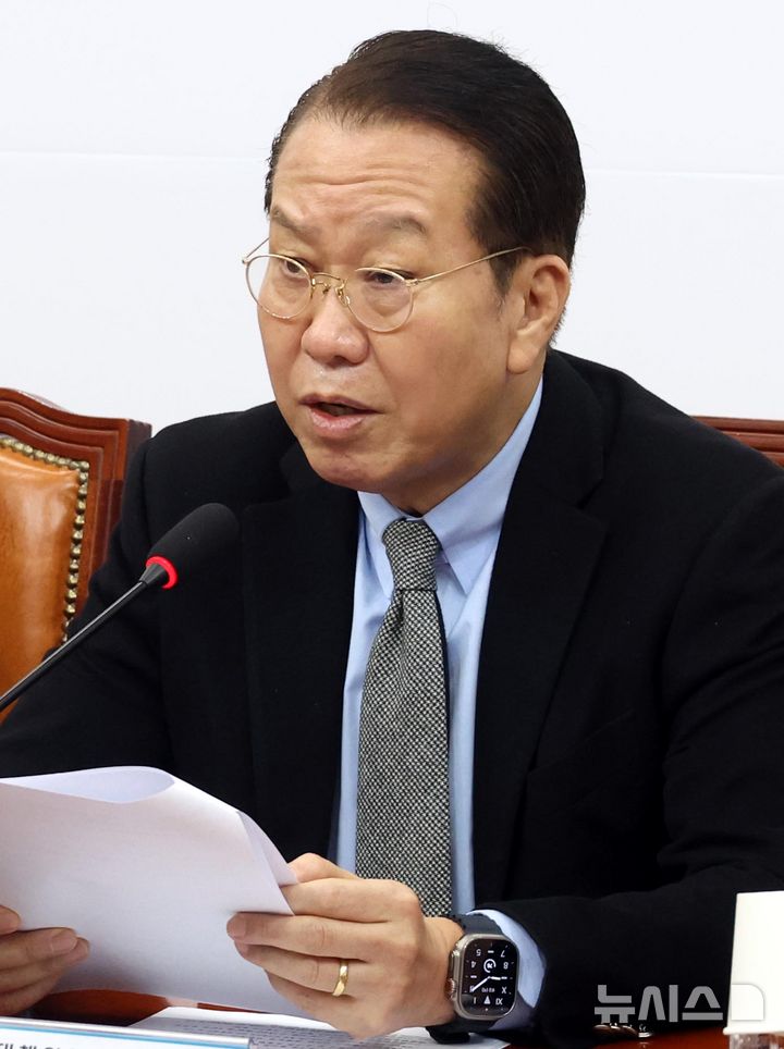 [서울=뉴시스] 조성봉 기자 = 권영세 국민의힘 비상대책위원장이 6일 오전 서울 여의도 국회에서 열린 비상대책위원회 회의에서 발언을 하고 있다. 2025.02.06. suncho21@newsis.com