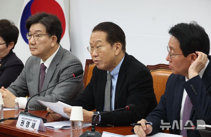 [서울=뉴시스] 조성봉 기자 = 권영세 국민의힘 비상대책위원장이 6일 오전 서울 여의도 국회에서 열린 비상대책위원회 회의에서 발언을 하고 있다. 2025.02.06. suncho21@newsis.com