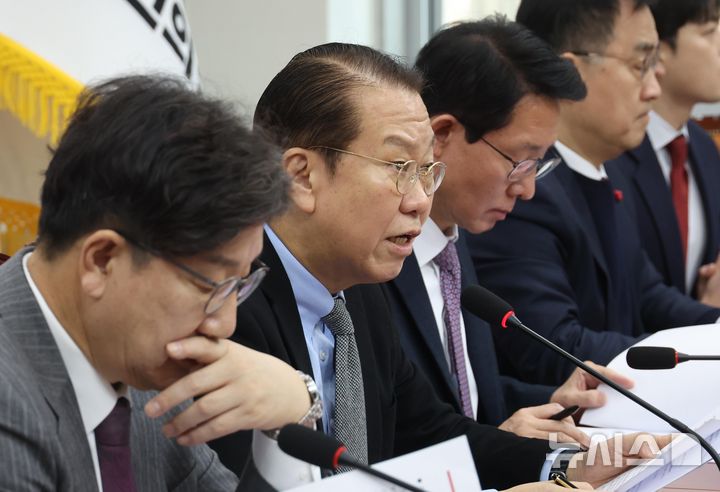 [서울=뉴시스] 조성봉 기자 = 권영세 국민의힘 비상대책위원장이 6일 오전 서울 여의도 국회에서 열린 비상대책위원회 회의에서 발언을 하고 있다. 2025.02.06. suncho21@newsis.com