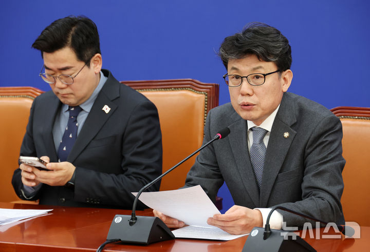 [서울=뉴시스] 조성우 기자 = 진성준(오른쪽) 더불어민주당 정책위의장이 6일 오전 서울 여의도 국회에서 열린 정책조정회의에서 발언하고 있다. 왼쪽은 박찬대 원내대표. 2025.02.06. xconfind@newsis.com