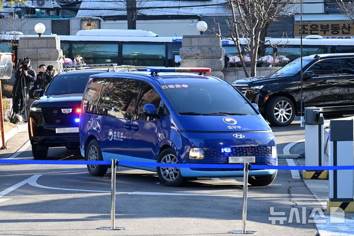 [서울=뉴시스] 사진공동취재단 = 윤석열 대통령 탄핵 심판 6차 변론기일인 6일 윤 대통령이 탑승한 호송차량이 서울 종로구 헌법재판소에 도착하고 있다. 2025.02.06. photo@newsis.com