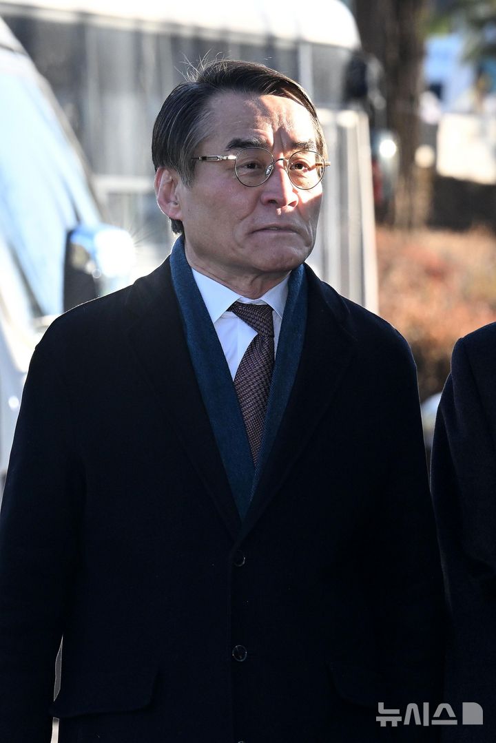 [서울=뉴시스] 사진공동취재단 = 윤석열 대통령 측 변호인인 배보윤 변호사가 6일 서울 종로구 헌법재판소에서 열린 윤석열 대통령 탄핵 심판 6차 변론기일에 출석하고 있다. 2025.02.06. photo@newsis.com