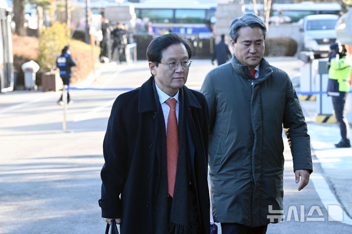 [서울=뉴시스] 사진공동취재단 = 윤석열 대통령 측 변호인인 윤갑근 변호사가 6일 서울 종로구 헌법재판소에서 열린 윤석열 대통령 탄핵 심판 6차 변론기일에 출석하고 있다. 2025.02.06. photo@newsis.com
