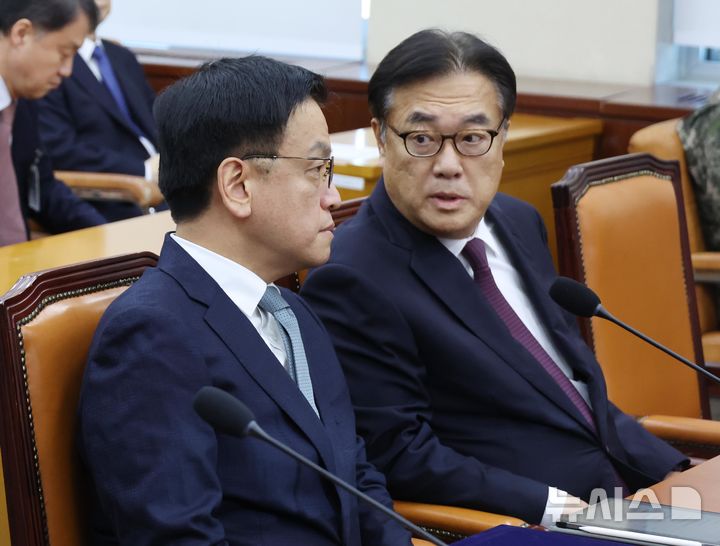 [서울=뉴시스] 고승민 기자 =12·3 비상계엄 관련 내란·외환 혐의를 수사하는 특별검사팀이 정진석 전 대통령비서실장을 소환했다. 2월 6일 최상목 당시 대통령 권한대행 겸 기획재정부 장관과 정진석 대통령 비서실장이 서울 여의도 국회에서 열린 윤석열 정부의 비상계엄 선포를 통한 내란혐의 진상규명 국정조사특별위원회 전체회의(청문회)에 출석해 대화하고 있다. 2025.02.06. kkssmm99@newsis.com