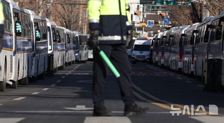 [서울=뉴시스] 김명년 기자 = 서울서부지법 난동 사태와 관련해 폭력행위를 사전 모의했다는 의혹이 제기된 온라인 커뮤니티 이용자들이 이번에는 헌법재판소 난동을 모의한 정황이 포착돼 경찰이 확인에 나섰다. 사진은 윤석열 대통령 탄핵 심판 6차 변론기일인 지난 6일 오전 서울 종로구 헌법재판소 인근에 경찰 차벽이 세워져 있느 모습. 2025.02.06. kmn@newsis.com