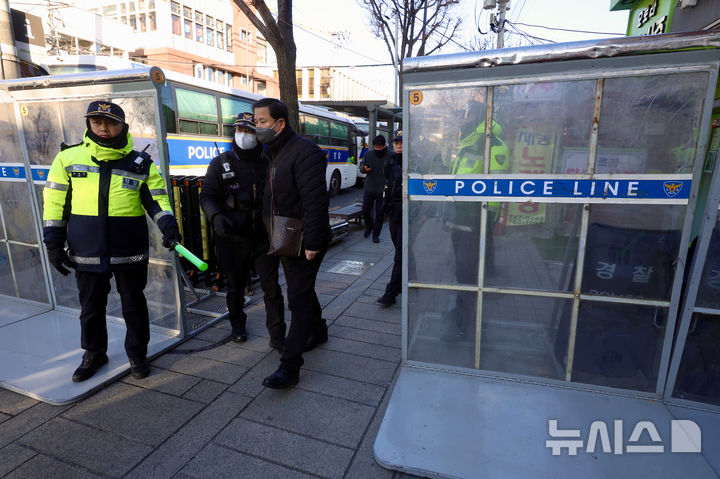 [서울=뉴시스] 김명년 기자 = 윤석열 대통령 탄핵 심판 6차 변론기일인 6일 오전 서울 종로구 헌법재판소 인근에서 경찰이 근무를 서고 있다. 2025.02.06. kmn@newsis.com