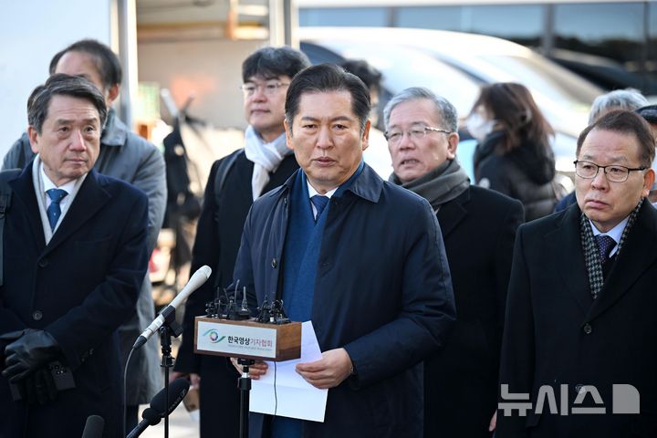 [서울=뉴시스] 사진공동취재단 = 정청래 국회 탄핵소추위원장과 변호인단이 6일 서울 종로구 헌법재판소에서 열린 윤석열 대통령 탄핵 심판 6차 변론기일에 출석하며 입장을 밝히고 있다. 2025.02.06. photo@newsis.com