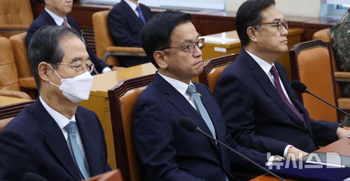 [서울=뉴시스] 고승민 기자 = 한덕수(왼쪽부터) 국무총리, 최상목 대통령 권한대행 겸 기획재정부 장관, 정진석 대통령 비서실장이 6일 서울 여의도 국회에서 열린 윤석열 정부의 비상계엄 선포를 통한 내란혐의 진상규명 국정조사특별위원회 전체회의(청문회)에 출석해 있다. 2025.02.06. kkssmm99@newsis.com