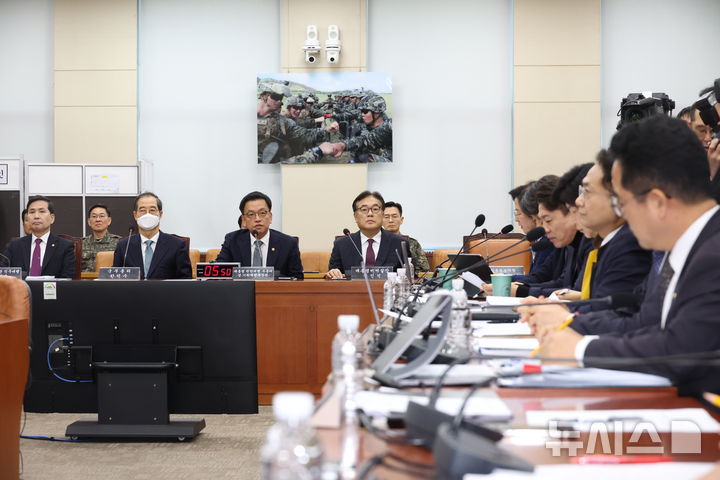 [서울=뉴시스] 고승민 기자 = 최상목 대통령 권한대행 겸 기획재정부 장관이 6일 서울 여의도 국회에서 열린 윤석열 정부의 비상계엄 선포를 통한 내란혐의 진상규명 국정조사특별위원회 전체회의(청문회)에서 의원 질의에 답하고 있다. 2025.02.06. kkssmm99@newsis.com
