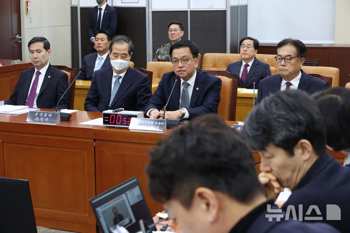 [서울=뉴시스] 고승민 기자 = 최상목 대통령 권한대행 겸 기획재정부 장관이 6일 서울 여의도 국회에서 열린 윤석열 정부의 비상계엄 선포를 통한 내란혐의 진상규명 국정조사특별위원회 전체회의(청문회)에서 의원 질의에 답하고 있다. 2025.02.06. kkssmm99@newsis.com