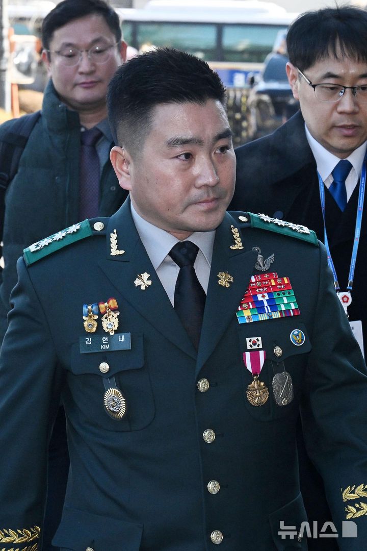 [서울=뉴시스] 사진공동취재단 = 12·3 비상계엄 사태 당시 국회에 투입됐던 707특수임무단을 이끄는 김현태 단장이 6일 서울 종로구 헌법재판소에서 열린 탄핵 심판 6차 변론기일에 증인 출석하며 취재진 질문을 받고 있다. 2025.02.06. photo@newsis.com