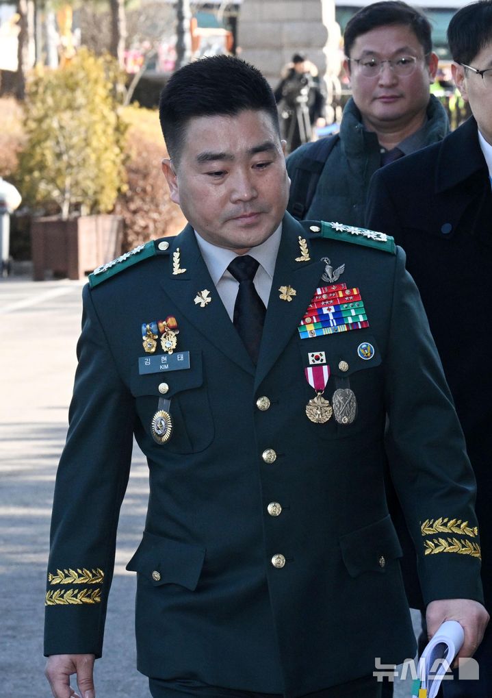 [서울=뉴시스] 사진공동취재단 = 12·3 비상계엄 사태 당시 국회에 투입됐던 707특수임무단을 이끄는 김현태 단장이 6일 서울 종로구 헌법재판소에서 열린 탄핵 심판 6차 변론기일에 증인 출석하고 있다. 2025.02.06. photo@newsis.com